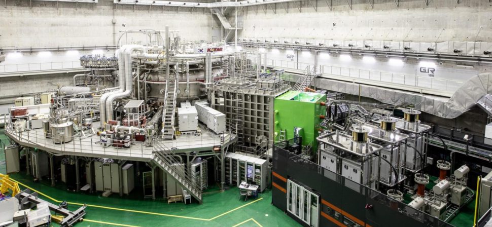 The KSTAR superconducting tokamak in Daejeon, South Korea before installation of the two shattered pellet injectors.